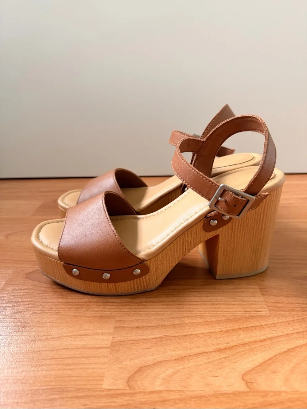 Y2K Universal Thread Tan Heels